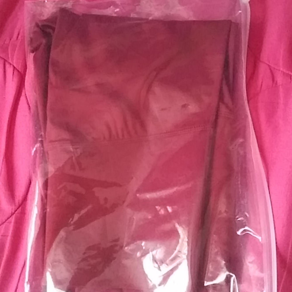 Dark red leggings